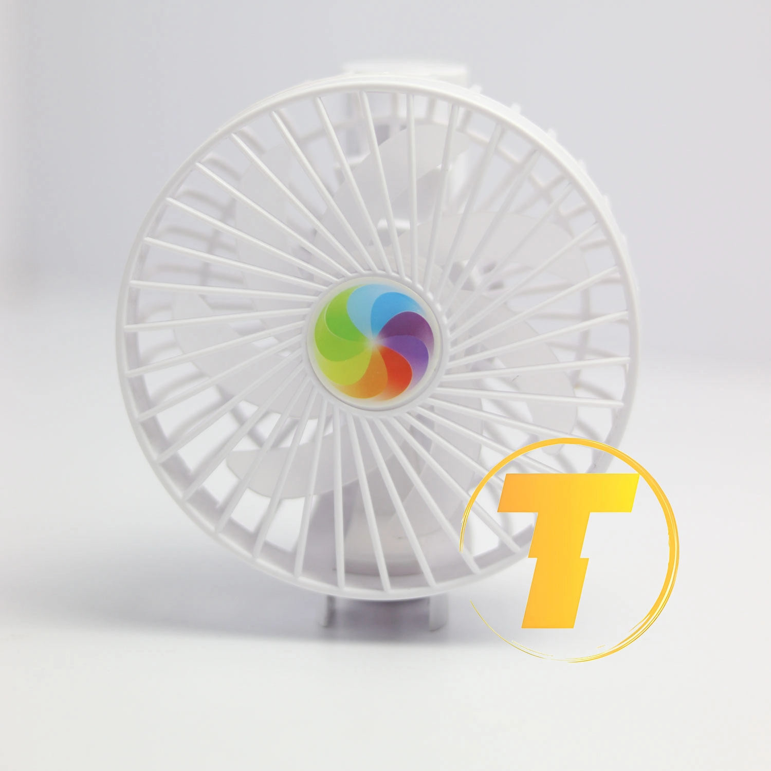 نمای نزدیک از پنکه شارژی Handy Mini Fan با طراحی ارگونومیک