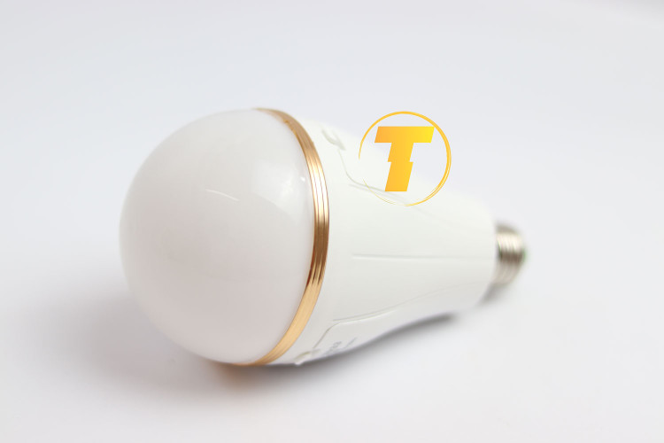 نمای نزدیک از لامپ اضطراری شارژی اوکیگو مدل 3933