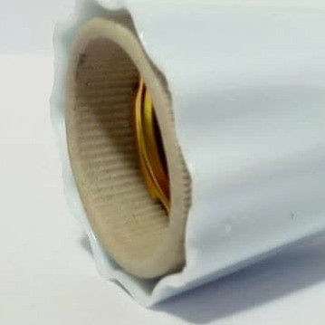 نمای نزدیک اتصال و عایق سرامیکی سرپیچ میله ای