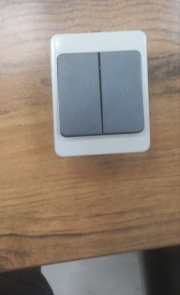 تصویر کلید صنعتی دو پل با طراحی مقاوم و استاندارد