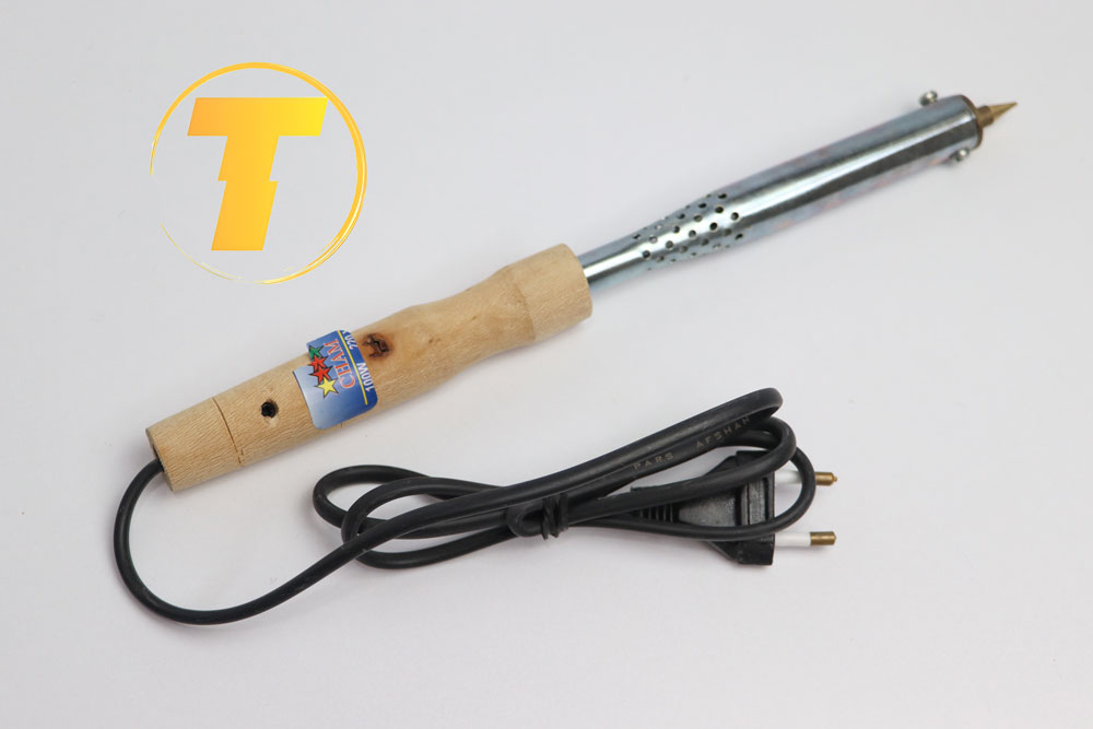 هویه CHAM 100W با دسته چوبی در حال لحیم کاری دقیق قطعات الکترونیکی