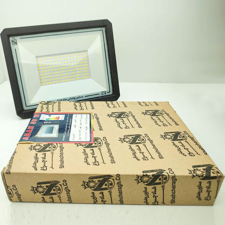 نمای نزدیک پروژکتور 50 وات شاه چراغ، مناسب نصب سقفی و دیواری