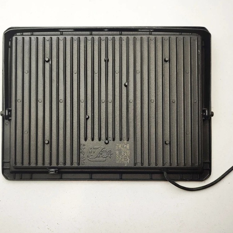 نمای نزدیک بدنه آلومینیومی و شیشهای پروژکتور شاه چراغ ۲۰۰ وات