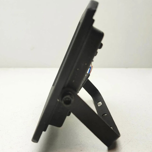 نمای نزدیک بدنه مشکی پروژکتور الایدی شاه چراغ مدل آبان