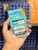 بستهبندی دو عددی باتری شارژی Sony AA 4300mAh در دست کاربر