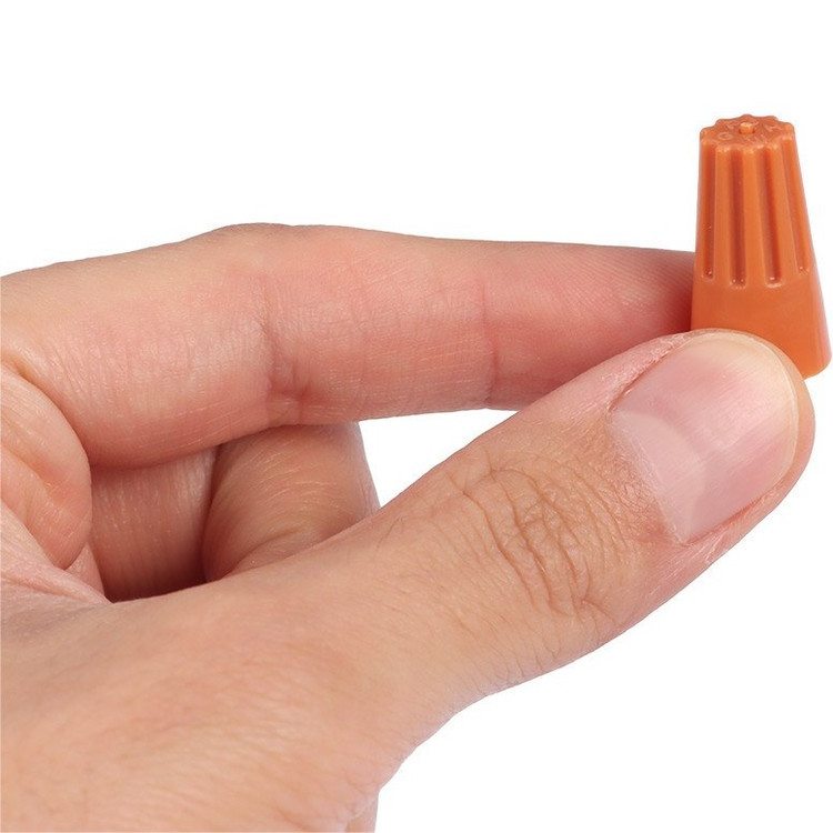 تصویر نمای نزدیک از کانکتور SP3 نارنجی B.S.G — بدنه پلاستیکی مقاوم و پیچ فلزی برای اتصال ایمن