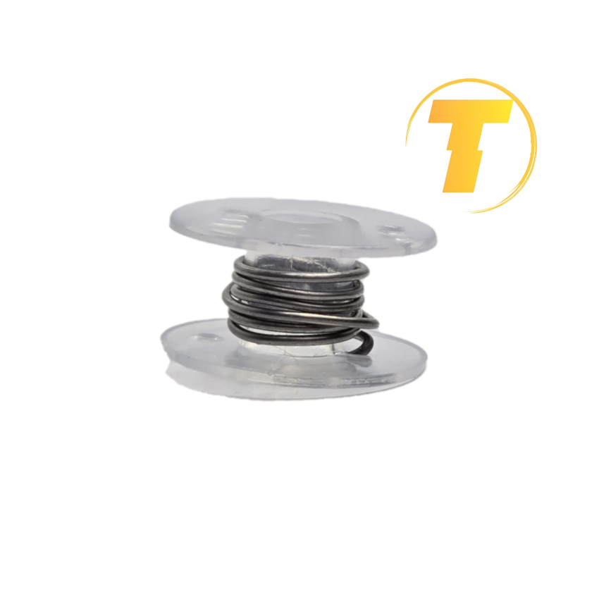 نمای نزدیک از سیم لحیم ۵ گرمی با سطح براق و یکنواخت، نشان‌دهنده کیفیت بالای آلیاژ قلع و سرب.