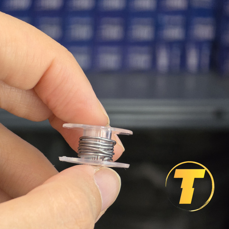 نمای نزدیک از سیم لحیم 1 گرمی با سطح براق و یکنواخت، نشاندهنده کیفیت بالای آلیاژ قلع و سرب.