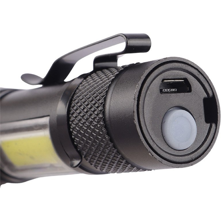 چراغ قوه پلیس قابل شارژ نشان‌دهنده پورت شارژ و مگنت پایگانی