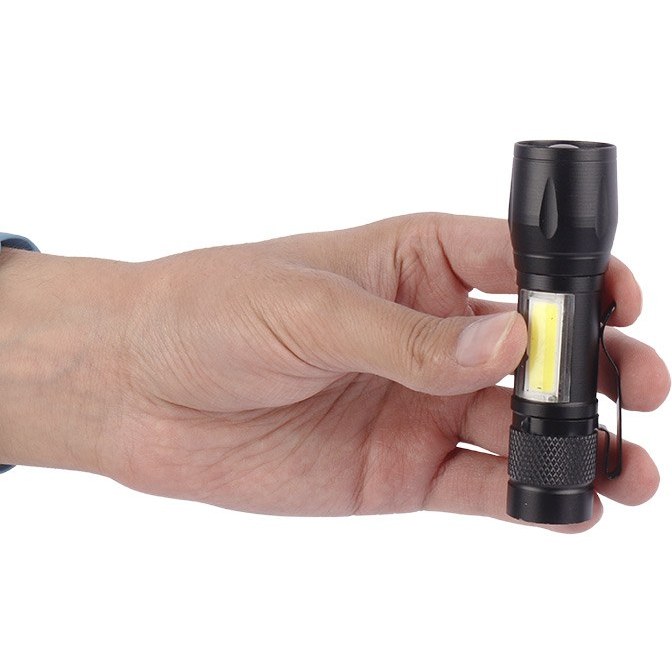 سایز چراغ قوه پلیس قابل شارژ در مقایسه با دست