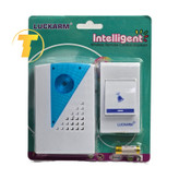 نمای نزدیک زنگ بیسیم Inteligent نصبشده با چسب دوطرفه