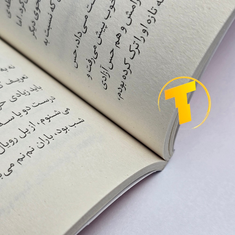 نمای باز کتاب سقوط روی میز مطالعه