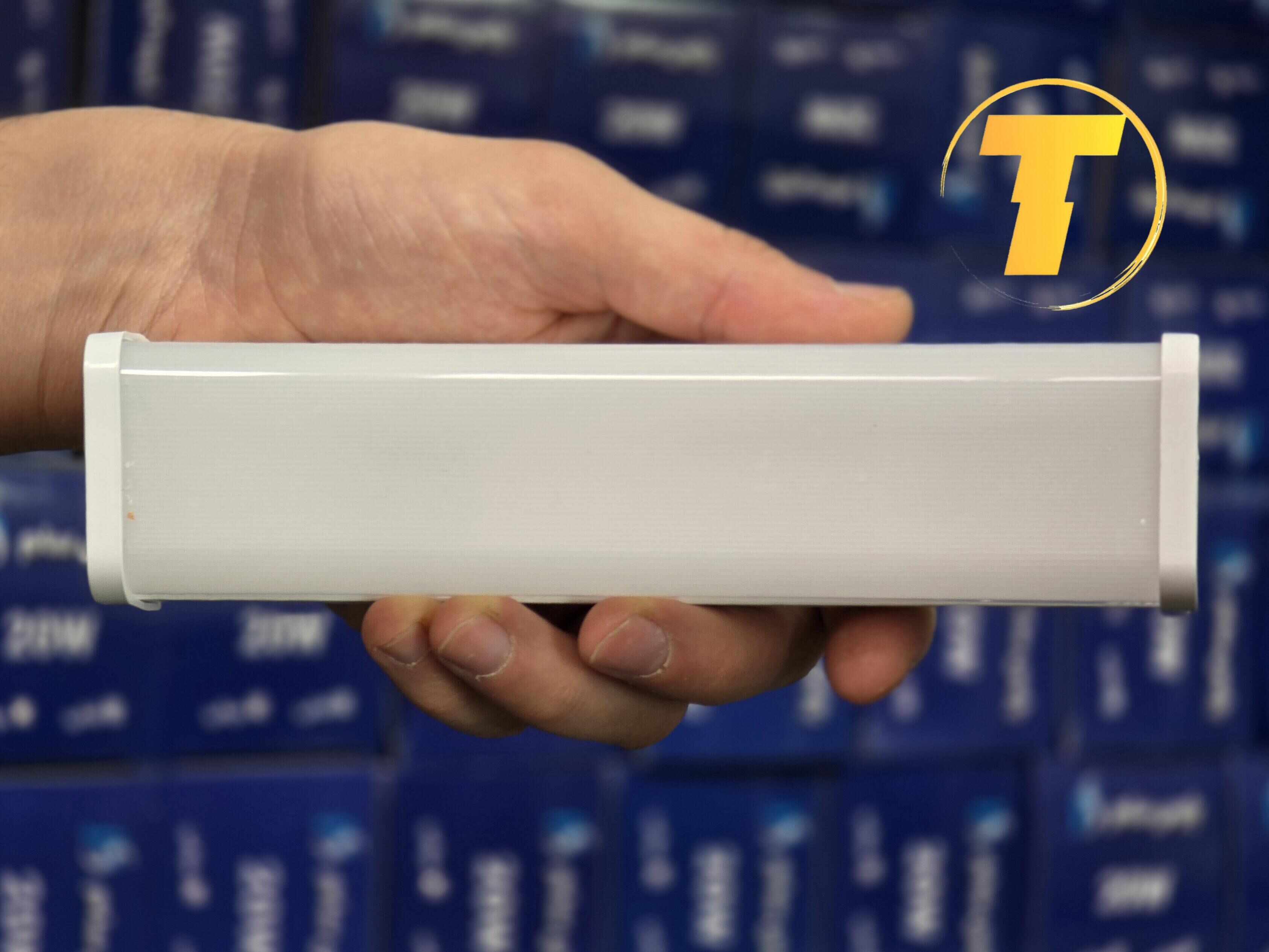 براکت ال‌ای‌دی 14 وات HTL شاه چراغ کد 207 با طراحی باریک و بدنه سفید در حال نمایش