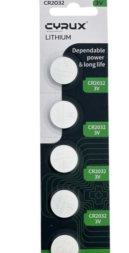 1. نمای نزدیک باتری سکهای CYRUX CR2025 مناسب ماشین حساب و اسباببازی